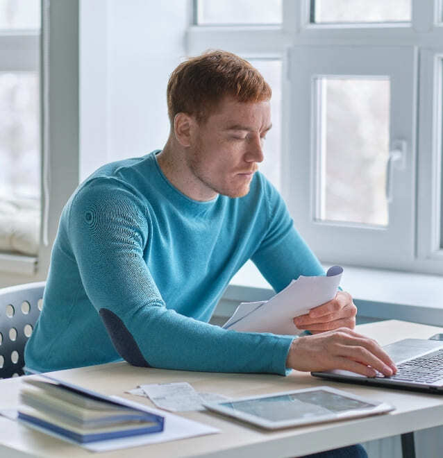 Homme prenant des notes