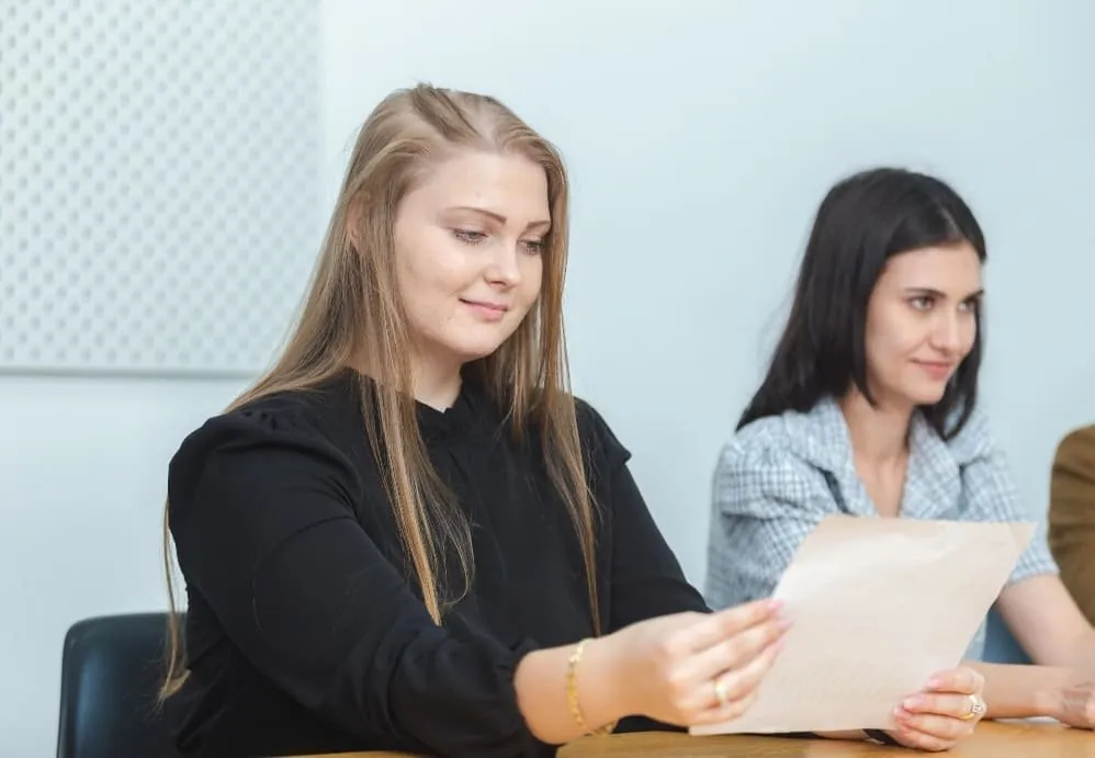 Deux collaboratrices qui étudient un document ensemble