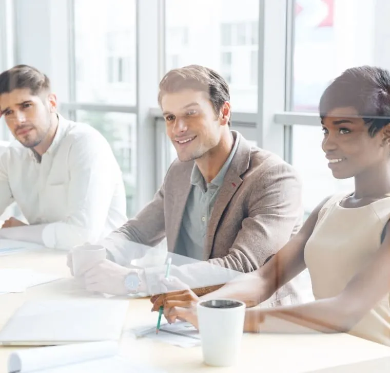 Réunion de travail détendue entre trois collaborateurs