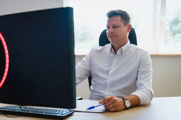 Joffrey Duvic à son bureau chez ENKKI