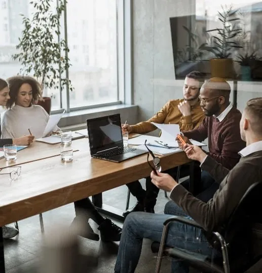 Réunion d’équipe dans un open space lumineux