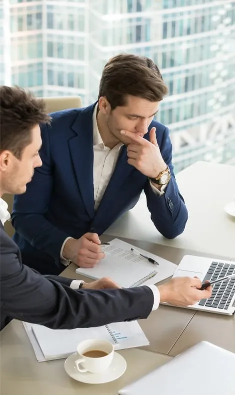 Commercial qui prépare un rendez-vous sur son ordinateur