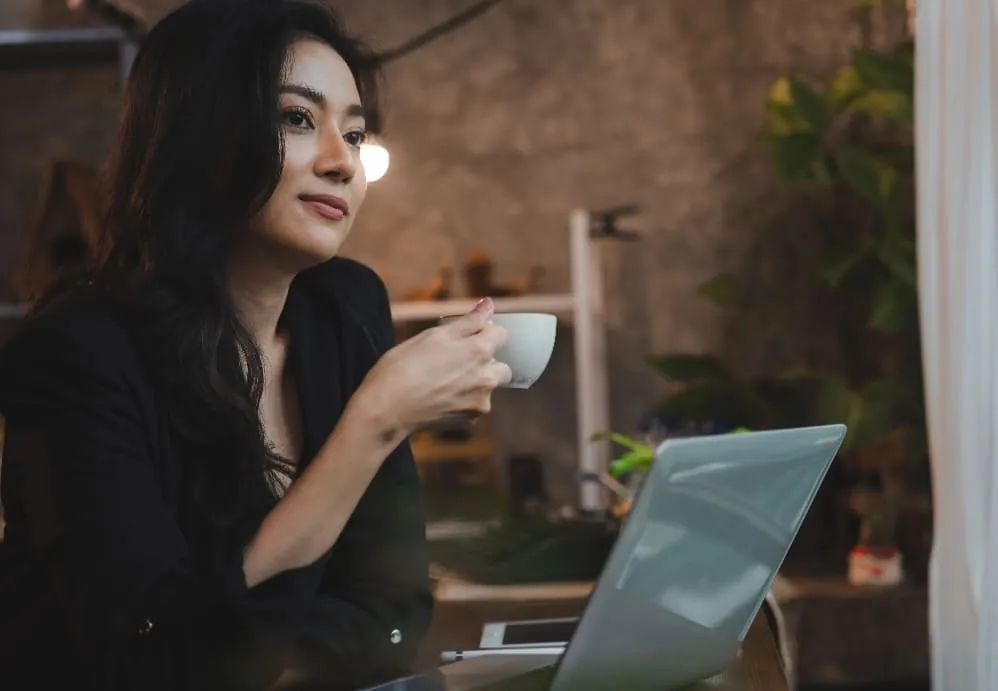 Professionnelle qui suit une formation à distance sur son ordinateur