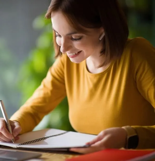 Participante qui prend des notes pendant une formation