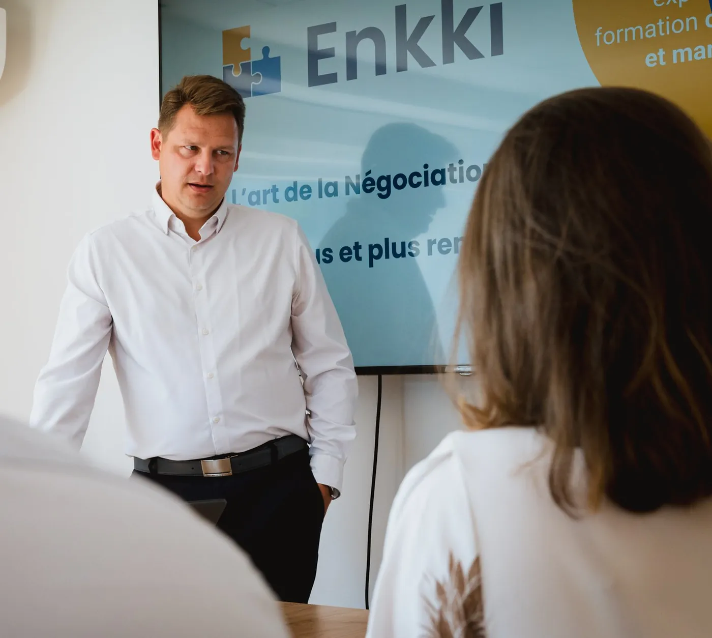 Joffrey Duvic accompagne un groupe pendant une séance ENKKI