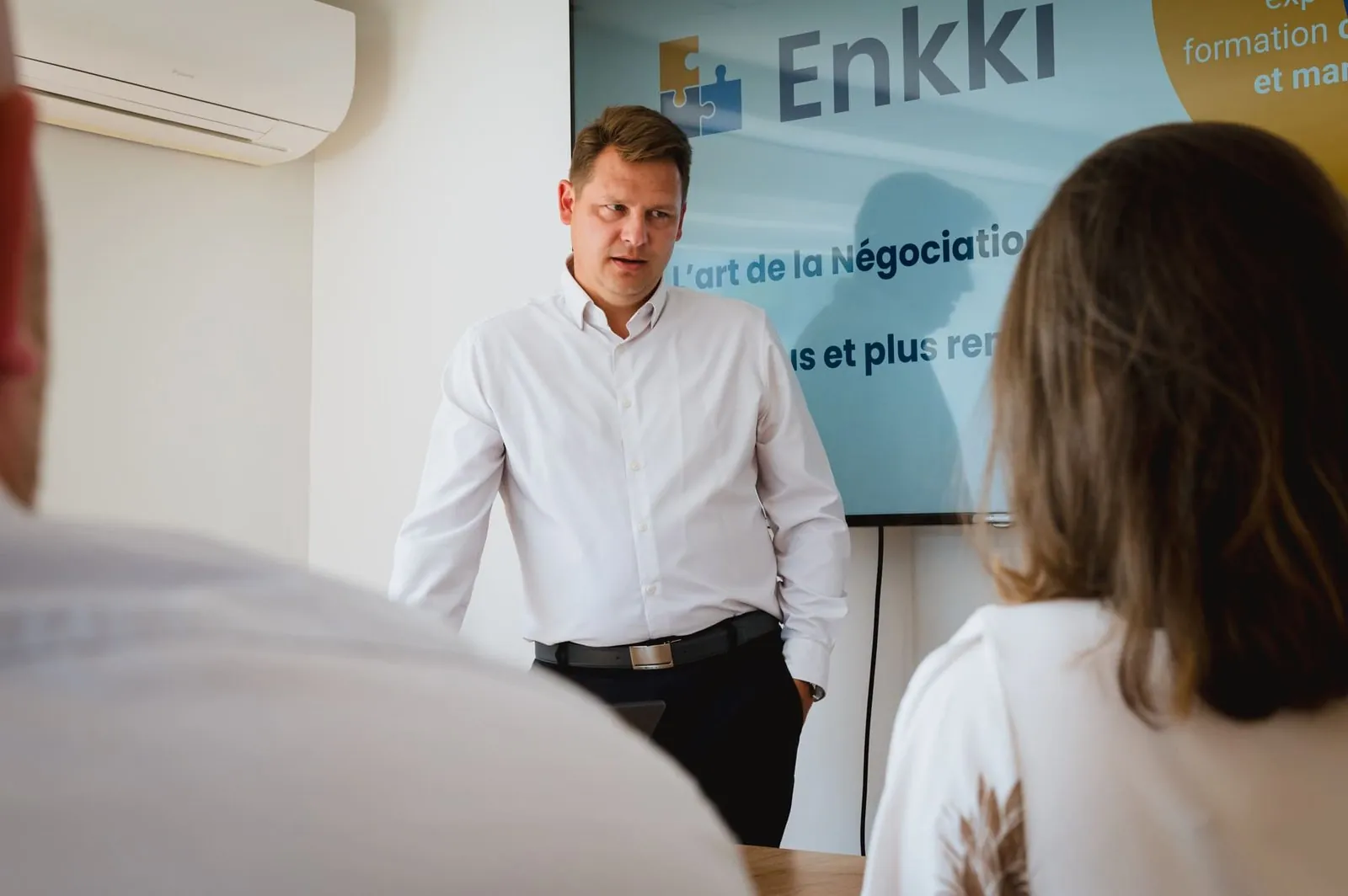 Formation ENKKI en salle : Joffrey Duvic présente l’art de la négociation à un groupe