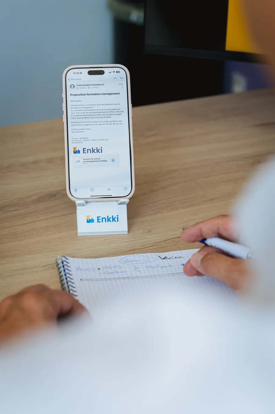 Support ENKKI posé sur un bureau pendant une prise de notes