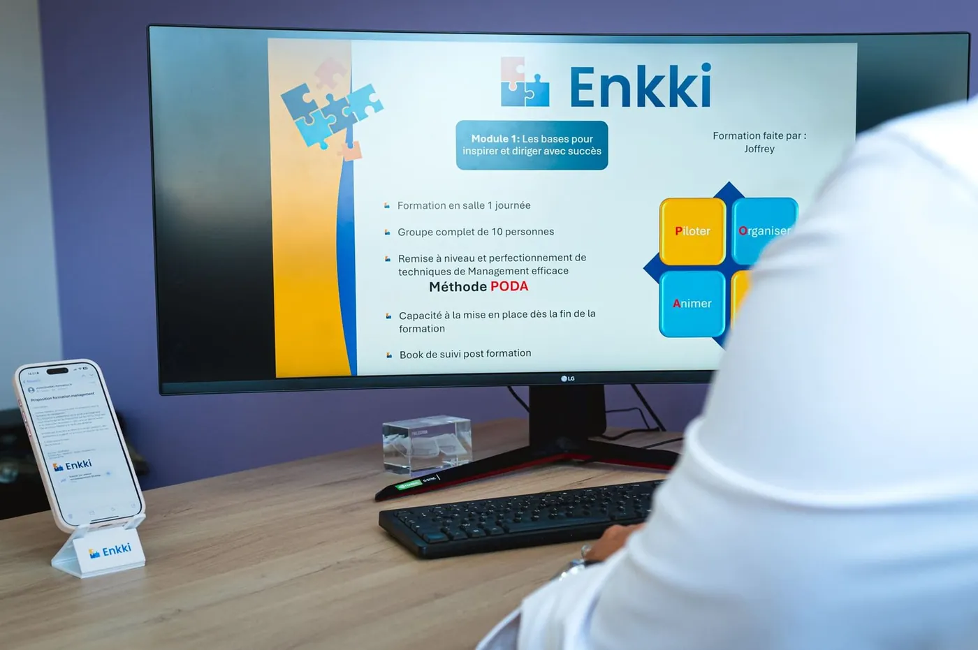Support de formation ENKKI affiché à l’écran pendant une session