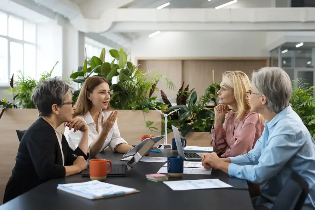 Équipe en réunion de travail autour d’une grande table