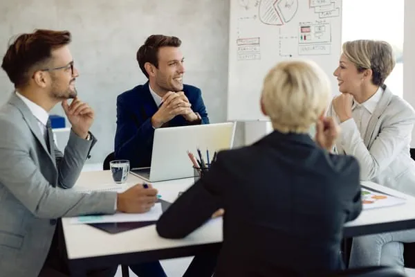 Échange entre collaborateurs pendant une séance de travail