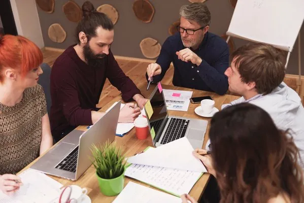 Équipe qui analyse ses résultats autour d’une table